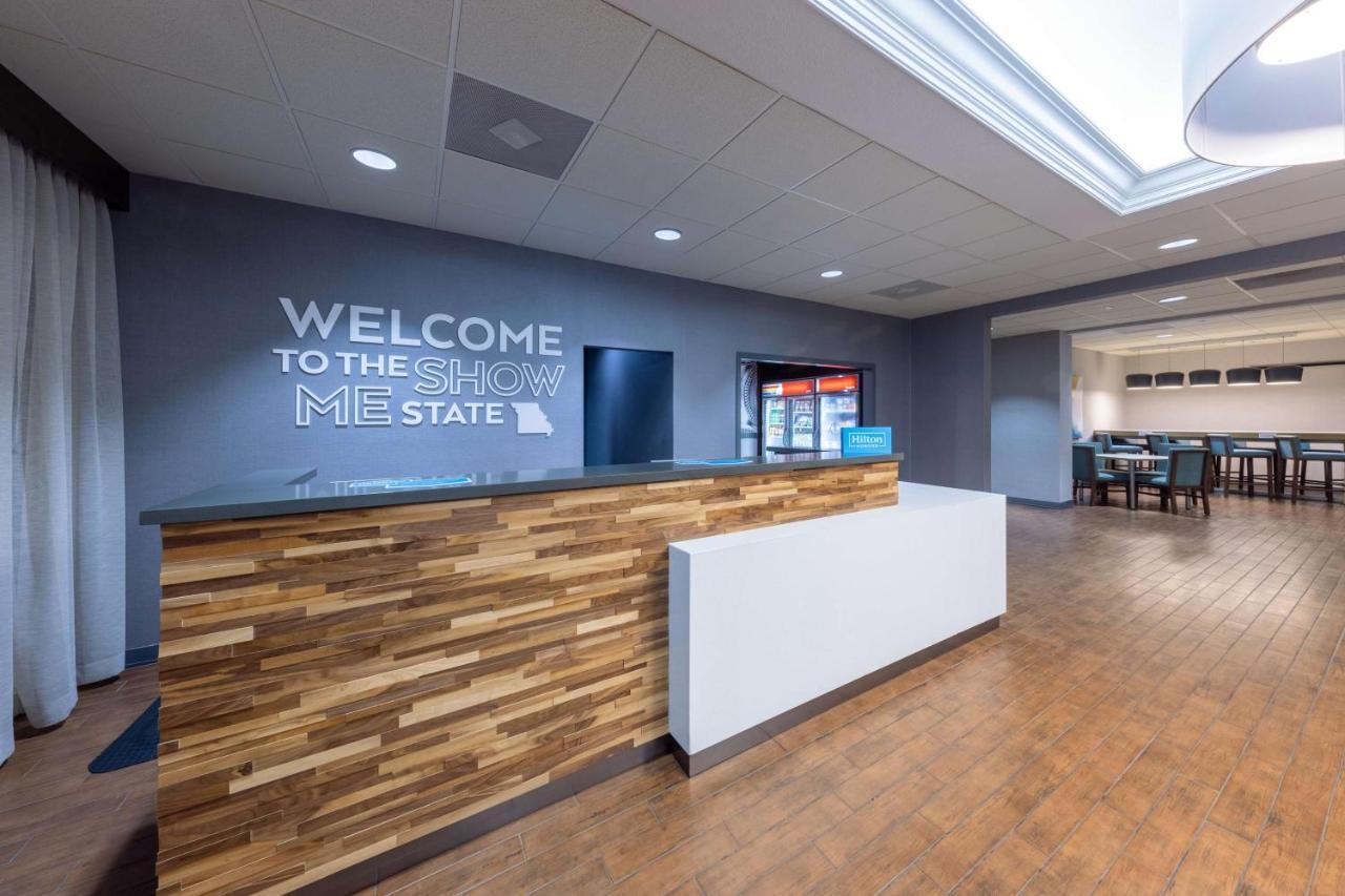 Hampton Inn Saint Robert Esterno foto
